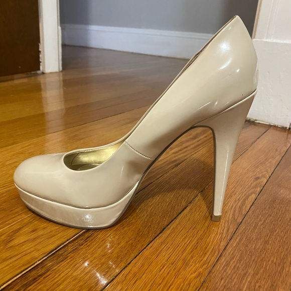 G by Guess Tan Heels! Minimal wear - great condition! Size 8.5 - Picture 4 of 4